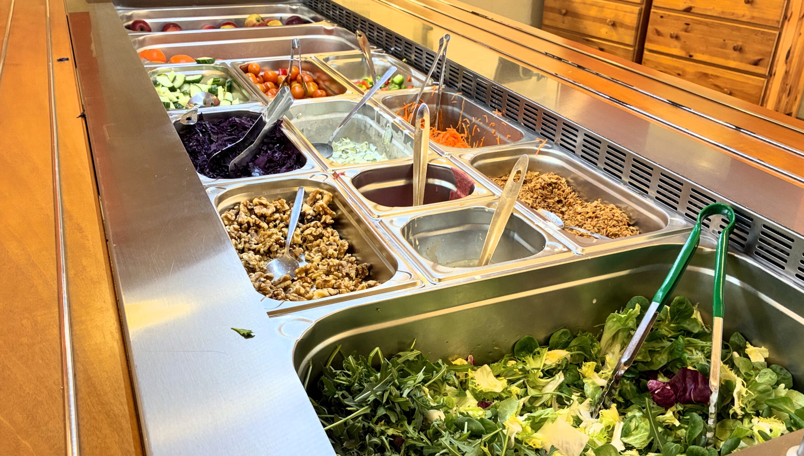 Salatbuffet im Speisesaal der FWS Weimar